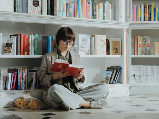 No siempre resulta sencillo encontrar estantes que ofrezcan el descubrimiento inesperado de un título desconocido