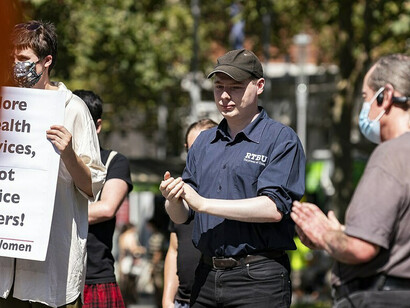 Los movimientos sociales que hoy toman tantas buenas iniciativas, que salen a la calle para luchar por sus reivindicaciones de justicia social, económica y medioambiental, también deben aprender a organizarse a nivel local, nacional, regional y mundial. Manifestación de lucha por la salud pública y la seguridad en el trabajo, 2009. Westlake Park, Seattle, Washington, EE. UU.