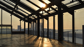 Le FRAC Grand Large de Dunkerque. Anne Lacaton et Jean-Philippe Vassal montrent que l’écologie et la poésie sont non seulement conciliables, mais que cette conciliation peut être un enjeu de l’architecture
 © Dunkerque tourisme