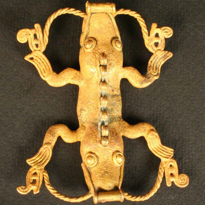 Adorno zoomorfo: Lagarto bicéfalo

Materiales: Metal

Tardío 700 -1530 dC

Medidas: 68 mm de alto x 59 mm de ancho