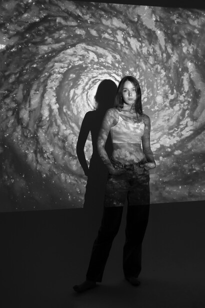 El arte abre grietas en lo establecido, habilitando nuevas formas de ver, sentir y pensar la realidad