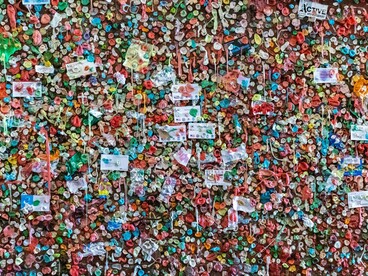 Mélange de résidus et de chewing-gums colorés