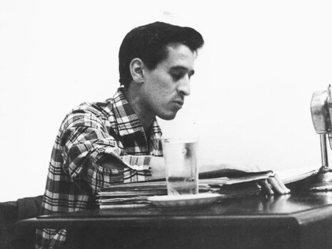 Roque Dalton en la entrega del Premio de Poesía de la Casa de las Américas en 1969, por su libro Taberna y otros lugares
