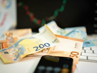 Gráficos e cálculos financeiros. Entretanto, desde a crise bancária dos EUA em 2008/2010 quando a financeirização internacional colocada em questão precisou ser corrigida, através de emissões de moeda, desvalorização e arranjos cambiais, valorização do Petróleo, além de alguma reinserção da economia digital, provocada pela intercorrente pandemia mundial
