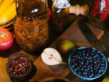 Alimentos de origem vegetal organizados em uma composição colorida e equilibrada. A alimentação é considerada um dos principais fatores ambientais capazes de influenciar mecanismos biológicos relacionados à expressão gênica
