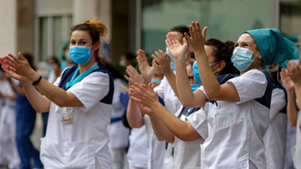 Personal sanitario en Madrid sale a la calle para agradecer los aplausos con los que la población los animó durante la crisis de la pandemia por COVID-19