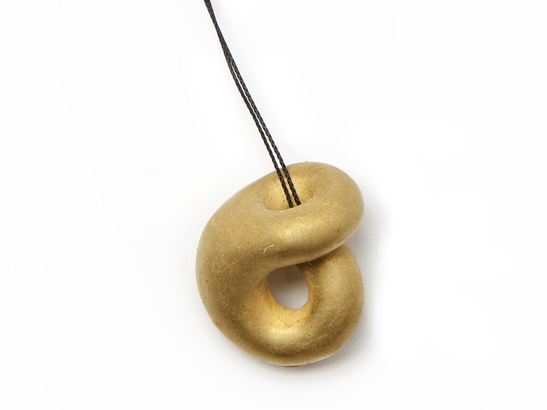 Peter Bauhuis, Klein Bottle, Pendant 2014 Gold 750 24 x 21 x 18 mm, photo © Mirei Takeuchi