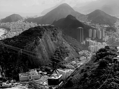 Bondinho do Pão de Açúcar, no Rio de Janeiro. Durante o século XX, o Rio de Janeiro continuou a ser o coração político e cultural do país. A cidade foi palco de grandes movimentos artísticos, como o modernismo, e de manifestações populares como o samba e o carnaval, que ganharam expressão nacional e internacional. A fundação da Rádio Nacional em 1936 e o crescimento do cinema e da televisão consolidaram a imagem do Rio como centro da cultura brasileira. Na década de 1950, surgiram movimentos culturais como a bossa nova e o Cinema Novo, que expressavam, de diferentes maneiras, a beleza e as contradições da cidade
