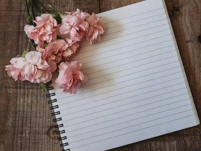 La scrittura terapeutica non cerca la perfezione, ma la verità: è un dialogo intimo con sé stessi