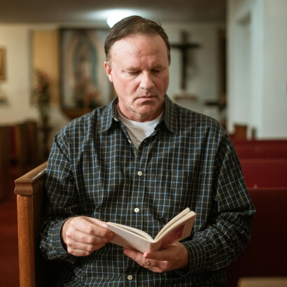 Escuchar o hacer las lecturas diarias, rezar el rosario durante los traslados y dedicar tiempo a la meditación son prácticas que ayudan a mantener la presencia de Dios en lo cotidiano