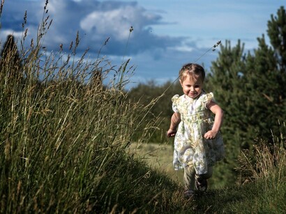 Niña jugando en en la yerba