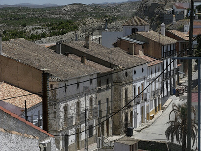 Los barrios formaban una “U” de trazos alargados con callejuelas enrevesadas y angostas y con un corte rocoso en el medio que se salvaba mediante un estrecho puente construido en la época romana, pueblo andaluz, España