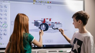 Crianças criam com facilidade um projeto 3D em uma lousa digital