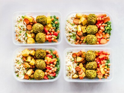 Cucinare una volta a settimana, verosimilmente nel weekend, come prevede la strategia organizzativa del "meal prep", può risultare davvero un risparmio di tempo ed energie per la settimana lavorativa di chiunque