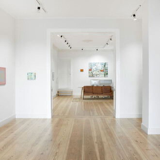 Verschiedene künstler, Sommergärten. Gartenbilder in malerei und fotografie heute, ausstellungsansicht. Mit freundlicher genehmigung der Galerie Albrecht