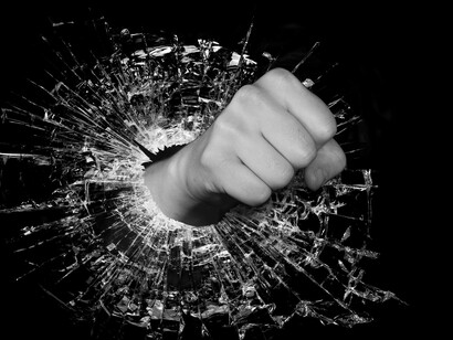 Il fatto è che l’uomo è un deficiente