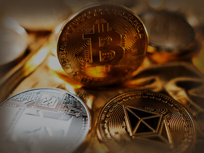 Alfred è molto meticoloso nell’utilizzo del computer, connesso con la compravendita di azioni e criptovaluta sui mercati finanziari 