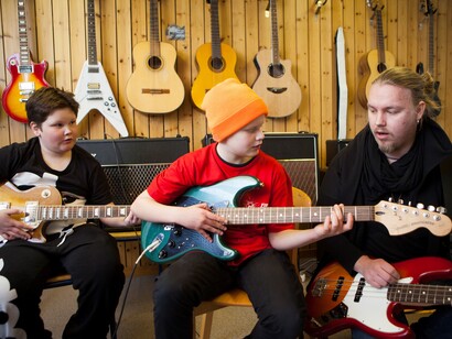 Niños suecos en clase de música
