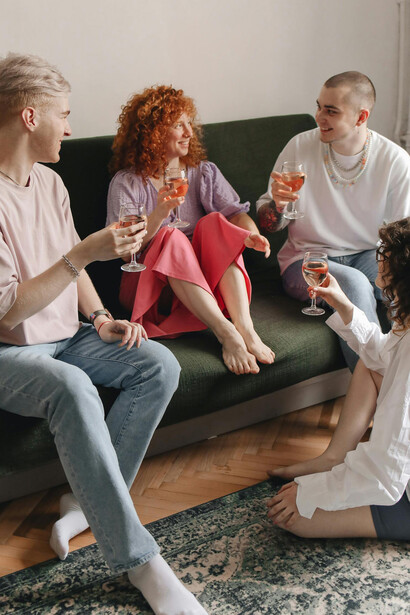 Estudios recientes muestran que la mayoría de jóvenes en Azogues, Ecuador, consume alcohol principalmente en contextos de celebración o amistad
