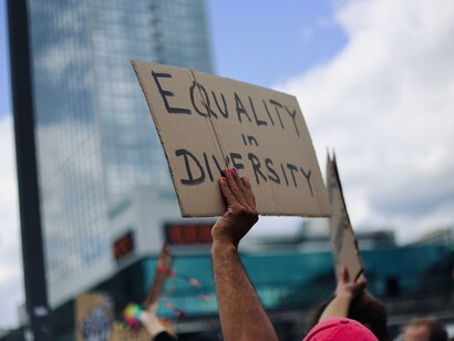Equità: una legge uguale per tutti è ingiusta per definizione visto che tutti non sono uguali. La legge dovrebbe essere equa