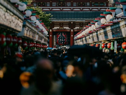 Outro pilar fundamental é a disciplina operacional. Processos no Japão não são vistos como burocracia, mas como mecanismos de proteção da qualidade e da previsibilidade. A padronização é levada a sério, e desvios não são tolerados sem análise profunda