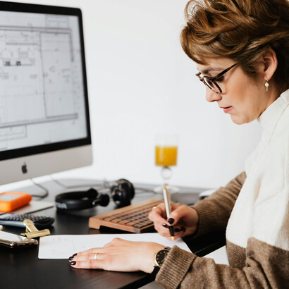 Arquiteta. Lembrando que a arquitetura deseja, por suas linhas, formas e texturas, modificar o espaço para a melhor execução das funções para que o mesmo foi criado