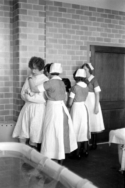 Paciente y enfermeras en el Pilgrim State Hospital de Long Island, EE. UU.