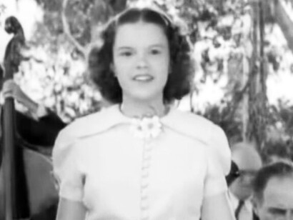 Judy Garland (1922-1969). Famosa por su papel de Dorothy en "El Mago de Oz" (1939) y su potente voz de contralto. Murió a los 47 años por sobredosis. En Burbujas, 1929