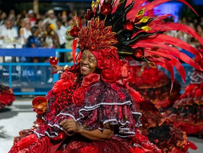 Desfile da Escola Paraíso do Tuiuti, Rio Carnaval 2025,fotografia de Eduardo Hollanda. O desfile da Paraíso do Tuiuti foi amplamente aclamado por sua coragem e relevância social. A homenagem a Xica Manicongo e a inclusão de ativistas trans no desfile geraram debates significativos sobre diversidade e inclusão, evidenciando o poder transformador do Carnaval como plataforma de conscientização social.
Ao ver Xica Manicongo atravessar a Sapucaí, não estávamos apenas resgatando sua história – estávamos enfrentando os medos que ainda sustentam a transfobia e o racismo estrutural no Brasil