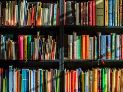 Prateleira de livros. E os livros de fantasia, hein? Quem nunca mergulhou nas páginas de Harry Potter ou Senhor dos Anéis e sentiu como se estivesse vivendo aquelas aventuras? Livros de fantasia e ficção científica não só estimulam a imaginação como também abordam questões profundas sobre a natureza humana, ética e o nosso papel no mundo. Eles são um prato cheio para debates e reflexões