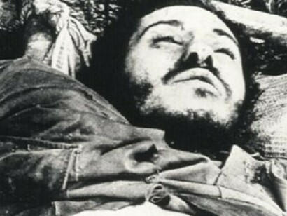 El sacerdote Camilo Torres Restrepo, primer "mártir" del ELN, tras ser abatido por el ejército colombiano en 1966