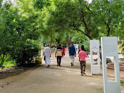 La comunità promuove uno stile di vita integrale, dove spiritualità, lavoro creativo e rispetto per l’ambiente convivono quotidianamente. Persone passeggiano a Auroville, India