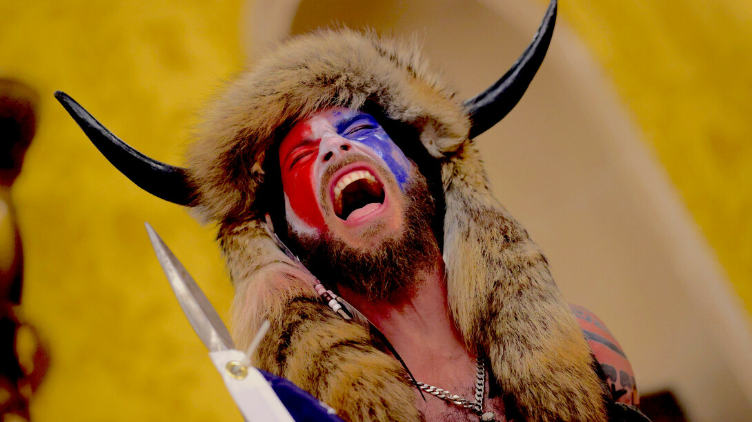 Jake Angeli aka Xamã Qanon: o já famoso ativista de extrema direita que esteve no assalto ao Capitólio dos Estados Unidos em 2021