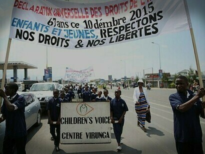 Des écoliers à Goma lors de la cérémonie de défilé du 67e anniversaire de la Déclaration universelle des droits de l'homme, République démocratique du Congo