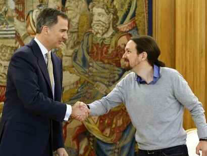 El rey Felipe VI saludando a Pablo Iglesias