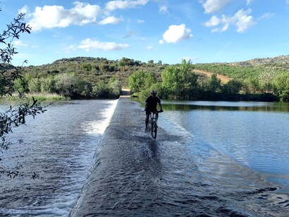 Passando pelo Rio Côa de bicicleta, em Portugal