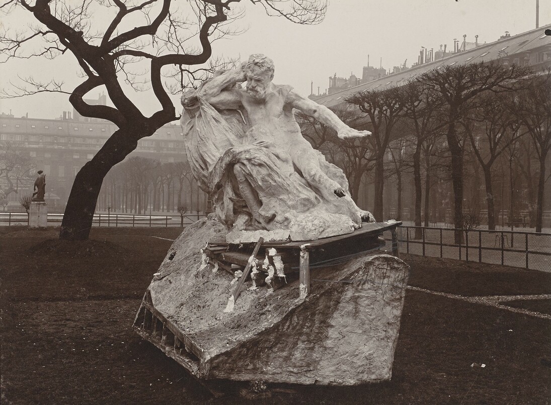 F. Bianchi (actif dans les années 1900), Essai d’installation du Monument à Victor Hugo dans les jardins du Palais-Royal
Mars 1909, épreuve aristotype au collodion mat, H. 17,70 L. 23,50 cm Ph. 1207