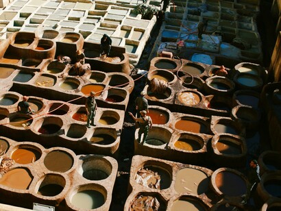 I principali paesi produttori di cuoio includono Cina, India, Brasile e Italia, dove grandi impianti di concia trasformano le pelli animali in materiali pronti per l’industria della moda, delle calzature e dell’arredamento