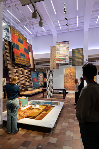 Verschiedene künstler:innen, Textile manifeste. Von Bauhaus bis Soft sculpture, ausstellungsansicht. Mit freundlicher genehmigung des Museum für Gestaltung