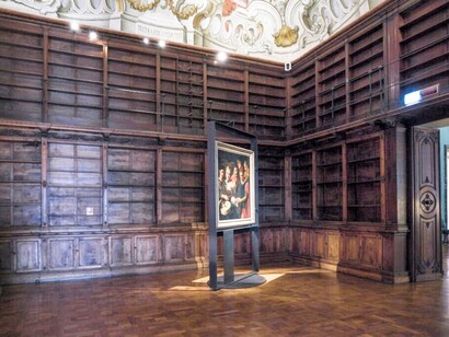Biblioteca di Palzzo Butera in cui è esposto "I cinque conoscitori" di Frans Floris, 1537, Palermo, Italia