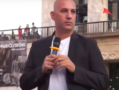 Francesco Maria Toscano col suo “controcanto” giornaliero, rivestito da una verve ironico-sarcastica, punta l’attenzione sulla veridicità delle notizie come un avvocato del diavolo 