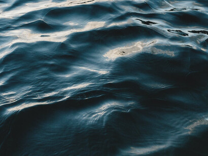 Le onde increspate del mare in ombra
