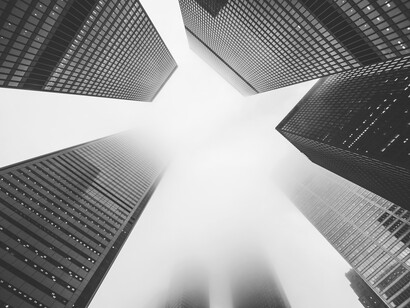 Nella sala riunioni, all’ultimo piano della Jin Mao Tower, quel pomeriggio, non volava una mosca