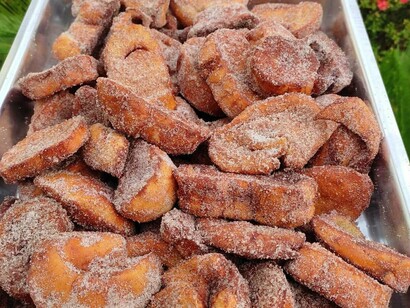 As rabanadas, polvilhadas de açúcar e canela, remetem às receitas que atravessam gerações. Pequenos gestos de acolhimento também permanecem vivos na memória