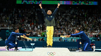 Rebeca Andrade, Simone Biles e Jordan Chiles subiram ao pódio, não apenas para conquistar medalhas, mas para simbolizar uma vitória significativa contra o passado de escravidão e racismo. Foto: Gabriel Bouys/AFP
