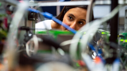 Engenheira de sistemas verifica o hardware de um computador
