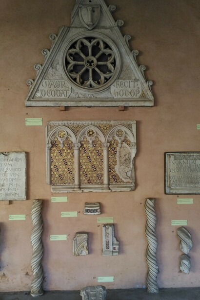 Frammenti del ciborio della Maddalena. L’altare della Maddalena con il relativo ciborio venne consacrato nel 1297 dal cardinale Gerardo Bianchi da Parma e fu demolito nel corso dei lavori seicenteschi (foto Roberto Luciani)