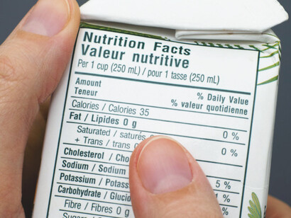 La calidad del material utilizado en las etiquetas debe resistir las condiciones adversas de la cocina, como la humedad y el calor