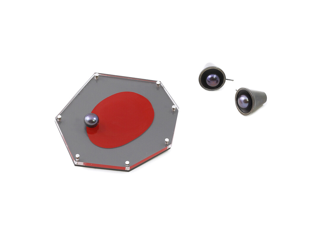 Dorothy Hogg, Brooch, Artery Series, 2011, silver, acrylic and pigment, 7.2 x 6.5 cm, © Stacey Bentley
