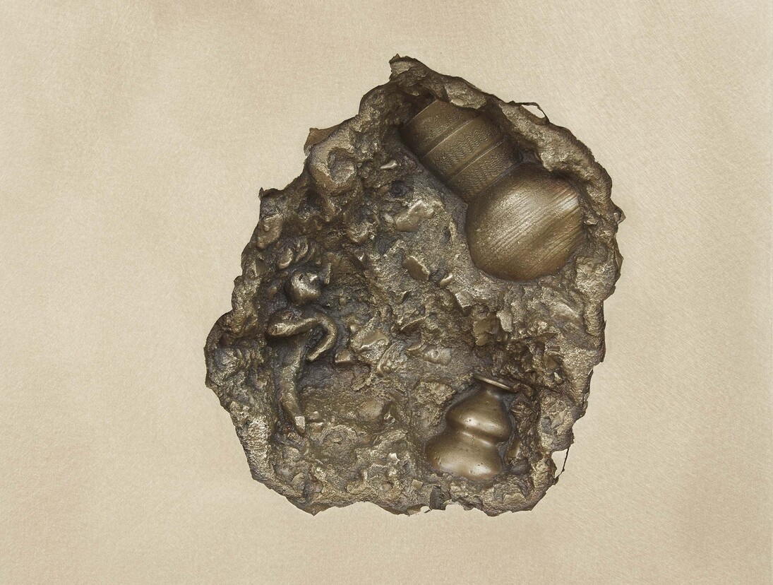Shan Hur, Crack on The Wall #03-1, (A Man and Two Vases) 2014, bronze, 45 x 45 cm © Shan Hur, 2015, Courtesy: Gazelli Art House, Photography: Benjamin Westoby